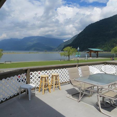Harrison Village Motel Harrison Hot Springs Buitenkant foto