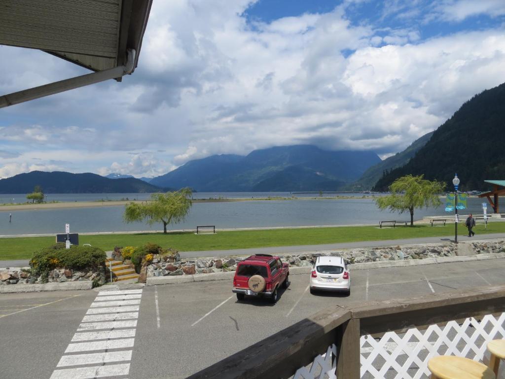 Harrison Village Motel Harrison Hot Springs Buitenkant foto