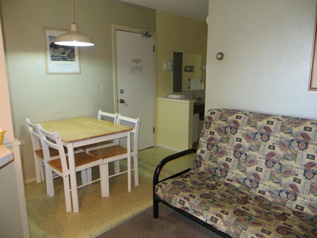 Harrison Village Motel Harrison Hot Springs Buitenkant foto